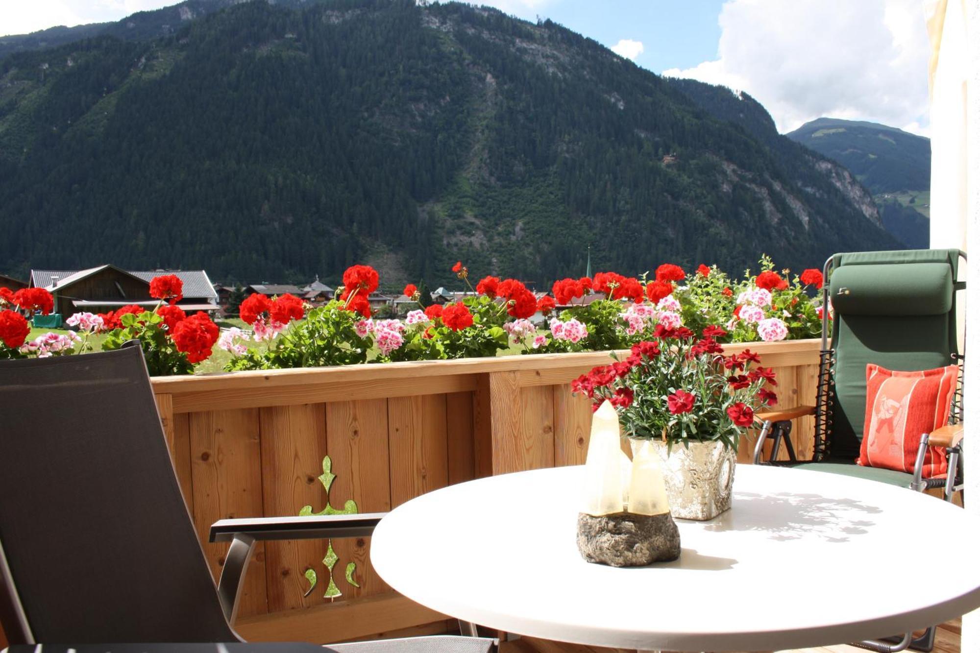 Aparthotel Vronis Waldhaus Adults Only Mayrhofen Habitación foto